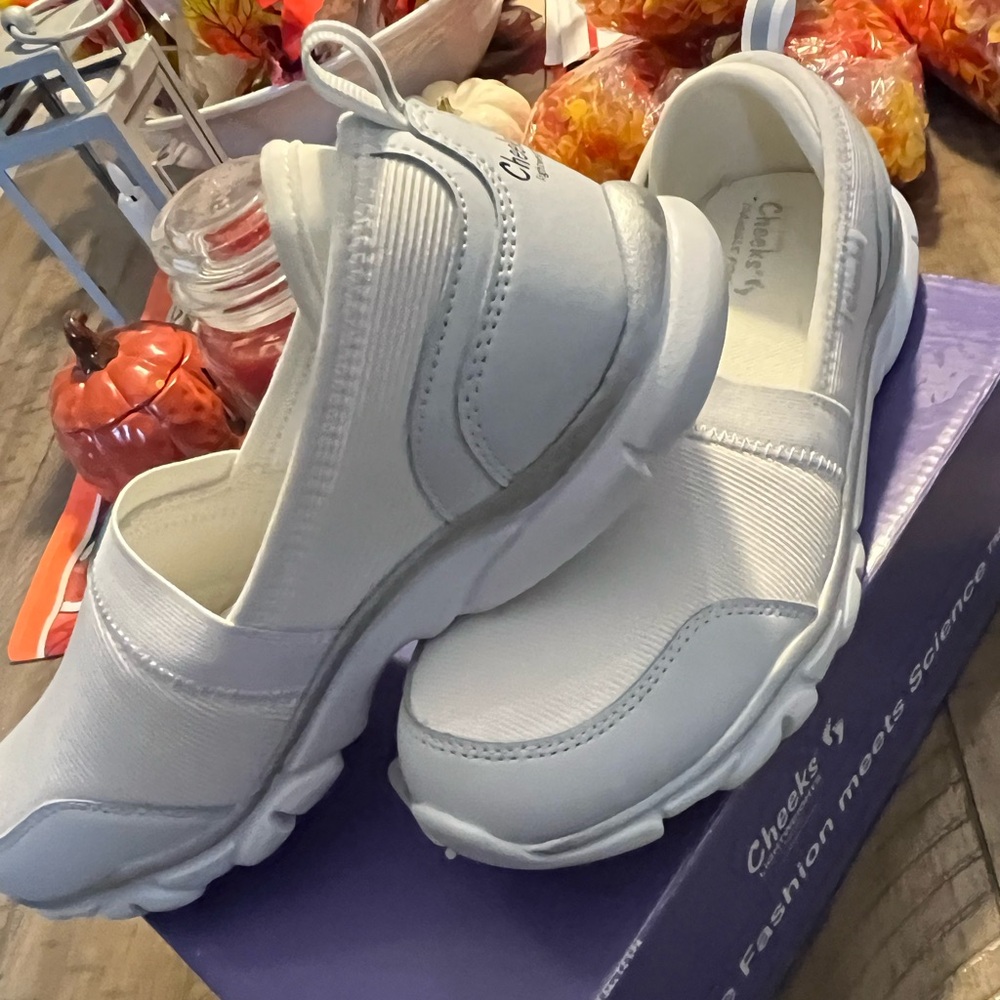 NIB WOMENS SIZE 8 1/2 TONY LITTLE SLIP ON SHOES WHITE